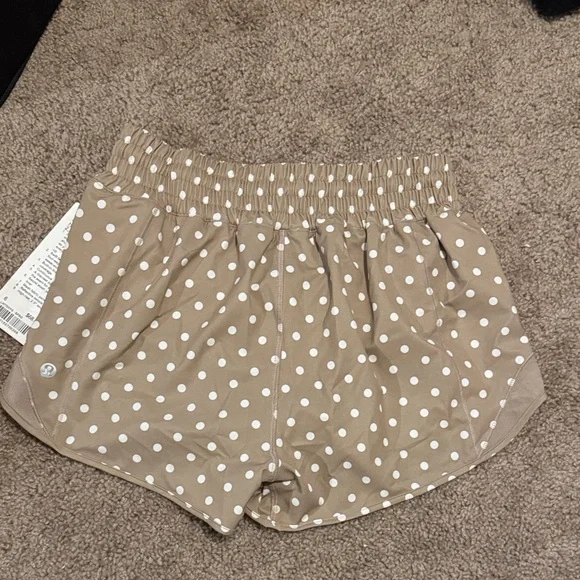 lululemon athletica Tan Polka Dot Hottie Hot Shorts size 6 - Picture 2 of 5